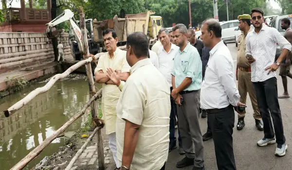 आशियाना में बारिश के बाद अचानक पहुंचे मंत्री एके शर्मा, अफसरों को साफ चेतावनी